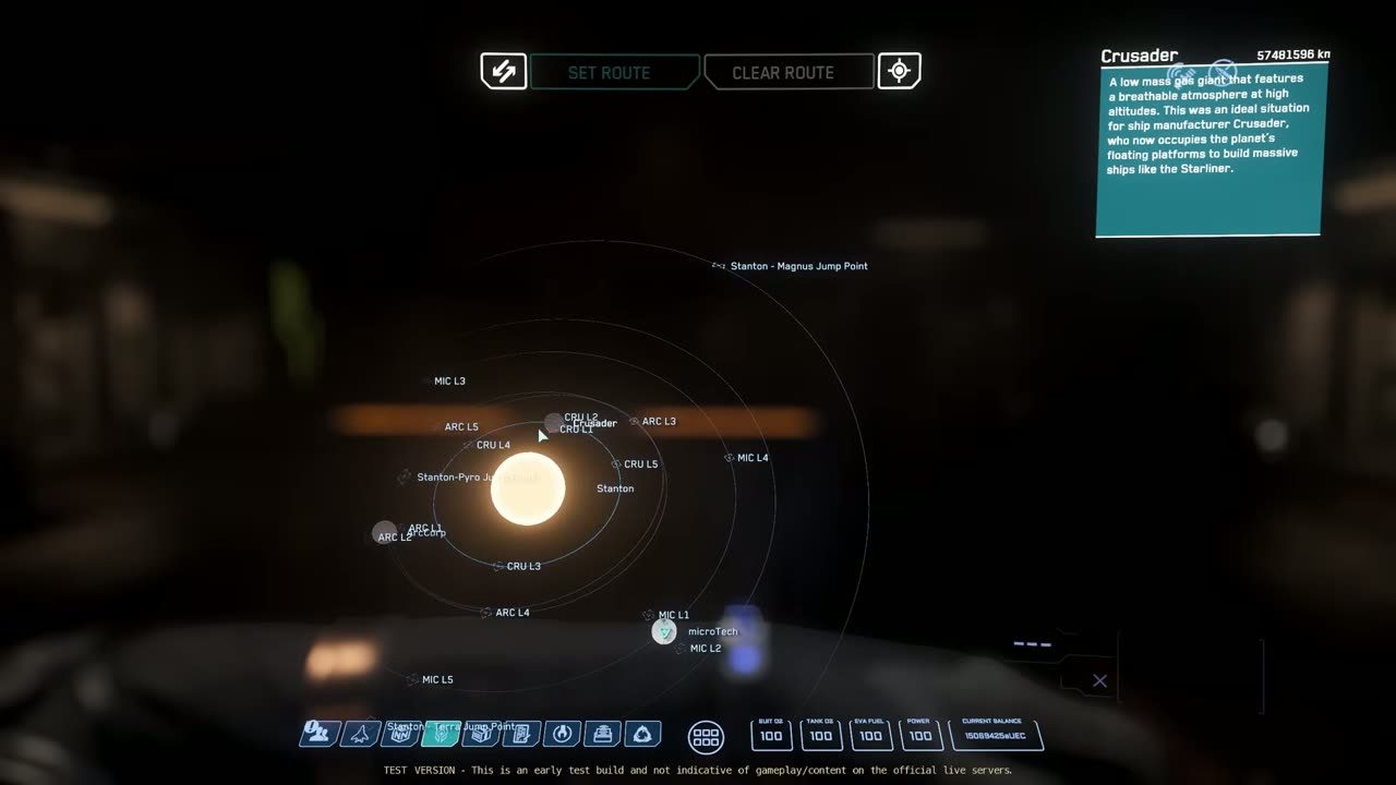 Pantalla de navegación espacial mostrando un sistema planetario con órbitas, puntos de salto y una descripción del planeta Crusader.